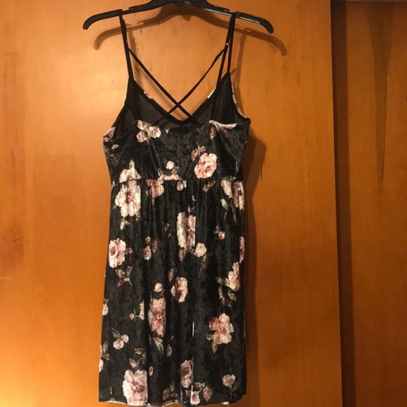 🌸IVY & MAIN VELVET FLORAL MINI🌸 - Picture 7 of 8